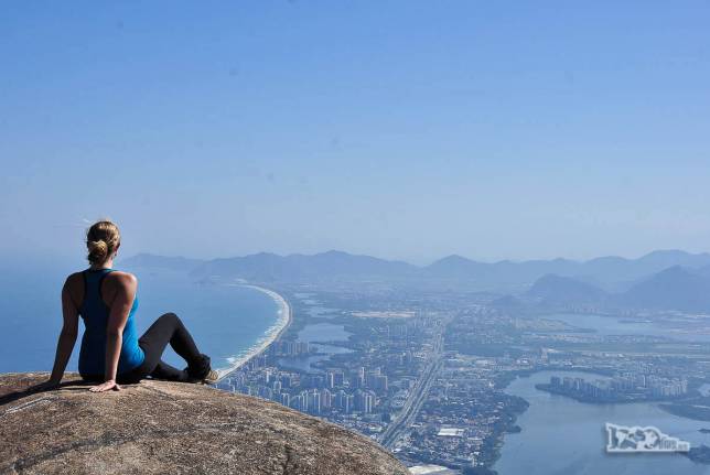 No alto da Pedra da Gavea, no Rio de Janeiro, admirando a vista da Barra da Tijuca
